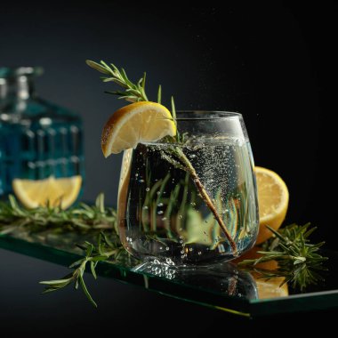 Limon ve biberiyeli cin tonik kokteyli. Köpüklü karbonatlı içecek..