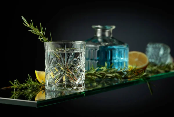 Kaltes Erfrischungsgetränk Mit Zitrone Und Rosmarin Gin Tonic Cocktail Kristallglas — Stockfoto