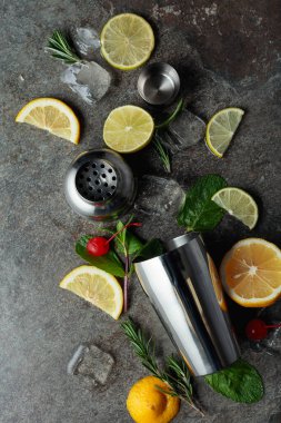 Kokteyl yapmak için malzemelerle karıştırıcı. Gri taş masa. Üst görünüm.