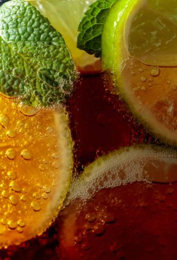 Nane ve limon dilimli kola. Makro çekim.