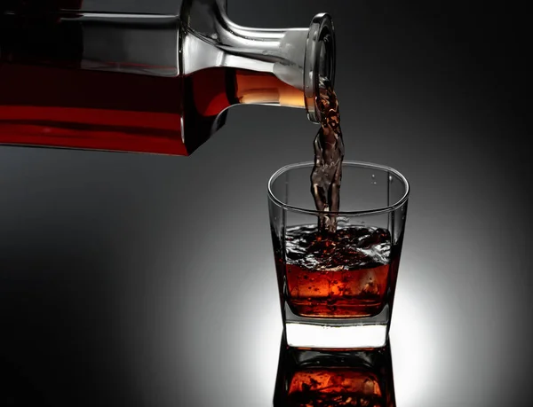 Whisky Vierte Decantador Vaso Congelado Con Hielo Natural Fondo Reflectante — Foto de Stock