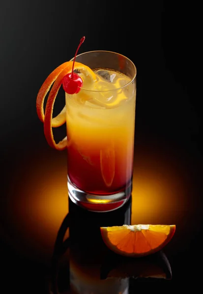 Cocktail Tequila Nascer Sol Com Uma Fatia Cereja Laranja Fundo — Fotografia de Stock