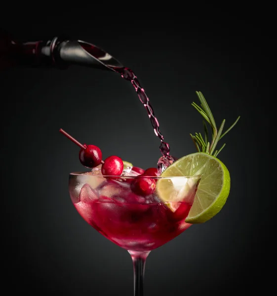 Cocktail Mirtillo Guarnito Con Frutti Bosco Lime Rosmarino Vetro Congelato — Foto Stock