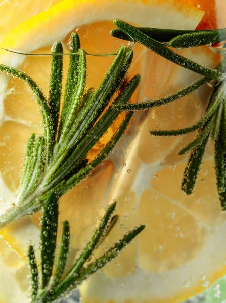 Cocktail Gin Tonic Lemon Slices Rosemary Macro Shot — Stock Photo, Image