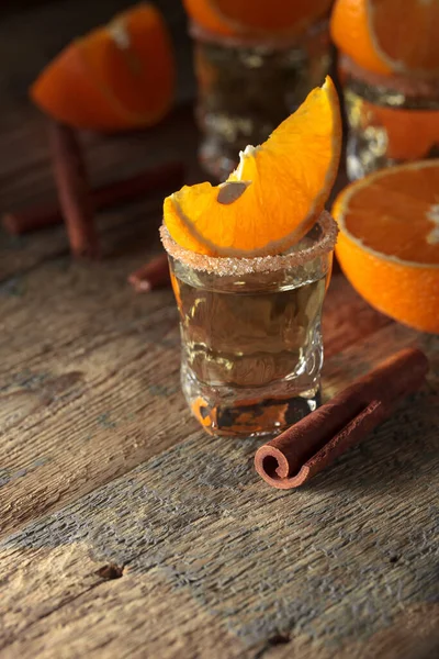 Gouden Tequila Met Sinaasappel Kaneel Een Oude Houten Tafel — Stockfoto