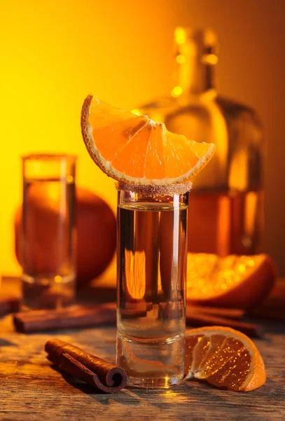 Gouden Tequila Met Sinaasappel Kaneel Een Oude Houten Tafel — Stockfoto