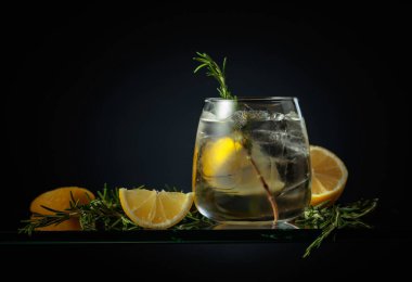 Buzlu, limonlu ve biberiyeli kokteyl cin toniği..