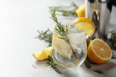 Buzlu, limonlu ve biberiyeli buzlu içecek. Boşluğu kopyala.