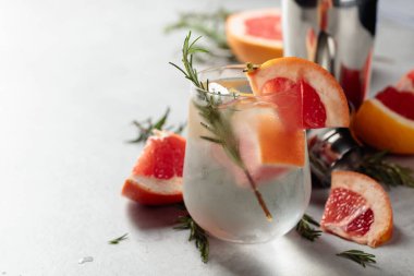 Doğal buzlu, greyfurtlu ve biberiyeli dondurulmuş içecek. Boşluğu kopyala.