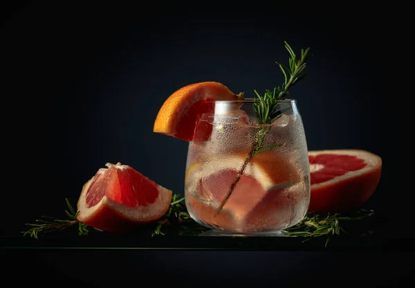 Cocktail Gin Tonic Met Ijs Grapefruit Rozemarijn Een Bevroren Glas — Stockfoto