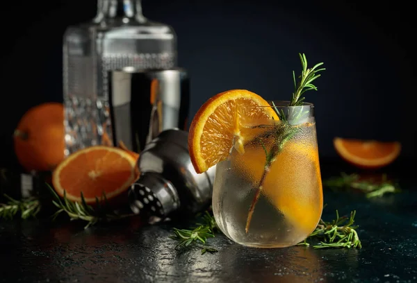 鸡尾酒杜松子酒汤加冰 橙子和迷迭香 在冰封的杯子里 用天然冰块更新饮料 — 图库照片