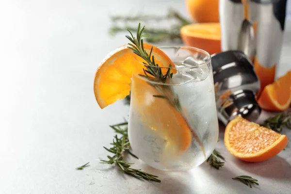 Verfrissend Drankje Met Natuurlijk Ijs Sinaasappel Rozemarijn Een Bevroren Glas — Stockfoto