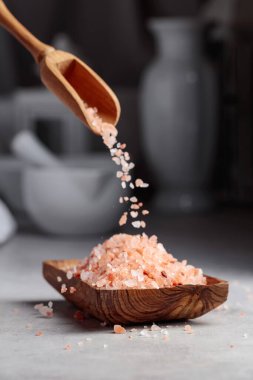 Himalaya pembesi tuzu küçük bir ahşap kaseye dökülür..