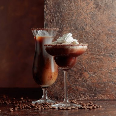 Kahverengi arka planda kremalı kahve ve çikolata içecekler. Boşluğu kopyala.