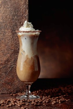 Çikolata parçacıkları serpiştirilmiş kremalı buzlu kahve. Boşluğu kopyala.