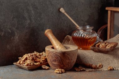 Ceviz, eski ahşap harç ve mutfak masasında bal..