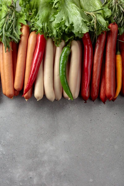 Varie Salsicce Con Insalata Rosmarino Peperoncino Uno Sfondo Cemento Concetto — Foto Stock