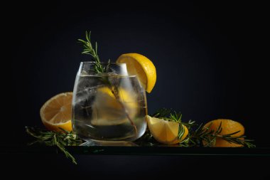 Buzlu, limonlu ve biberiyeli kokteyl cin toniği..