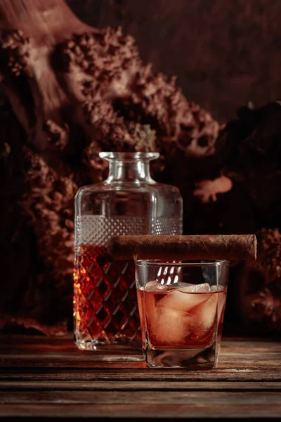 Whisky Met Ijs Sigaar Een Oude Houten Tafel Achtergrond Zijn — Stockfoto