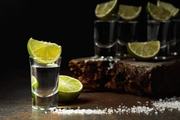 Tequila Shots Avec Citron Vert Sel Sur Fond Rustique Espace — Photo