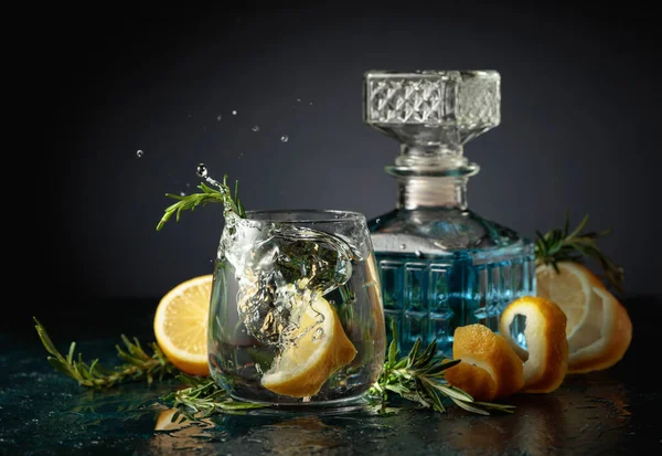Koktail Tonik Gin Dengan Lemon Dan Rosemary Potongan Lemon Jatuh — Stok Foto