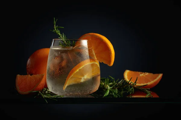 Cocktail Met Ijs Sinaasappel Rozemarijn Een Bevroren Glas — Stockfoto