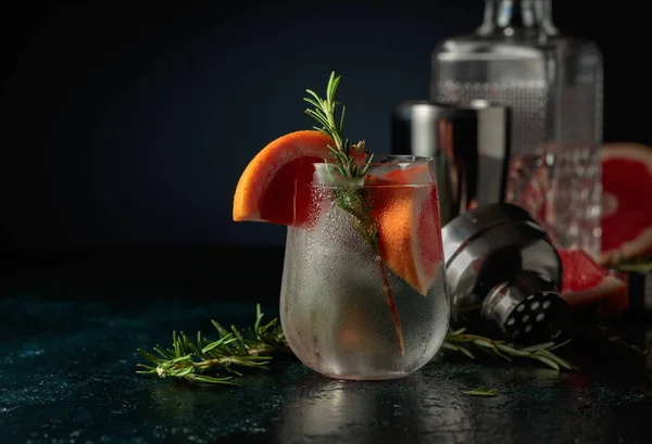Gin Tonic Cocktail Con Ghiaccio Pompelmo Rosmarino Bevanda Rinfrescante Con — Foto Stock
