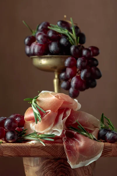 Prosciutto Grapes Rosemary Wooden Table — Stock Photo, Image