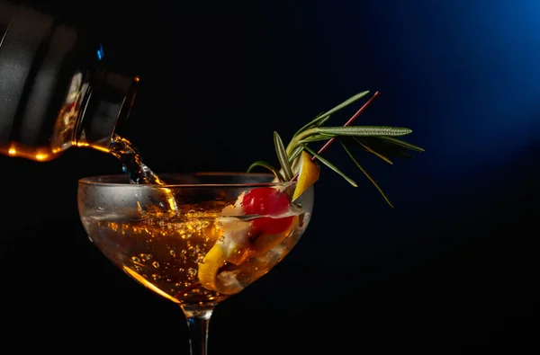 Cocktail Med Körsbär Rosmarin Och Citron Drycken Hälls Från Shaker — Stockfoto