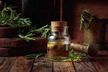 Eski ahşap bir masaya biberiye yağı ya da aşılama. Aromaterapi, spa ve bitkisel ilaç malzemeleri.. 