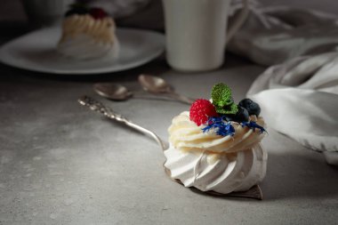 Ahududu, yabanmersini ve nane aromalı küçük Pavlova tatlısı..