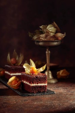 Kahverengi arkaplanlı çikolatalı pasta. Boşluğu kopyala.