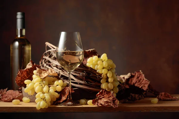 Vino Blanco Racimo Uvas Mesa Madera Vintage Copiar Espacio —  Fotos de Stock