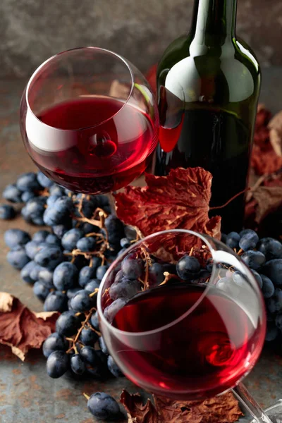Vinho Tinto Com Uvas Azuis Sobre Fundo Vintage Foco Seletivo — Fotografia de Stock