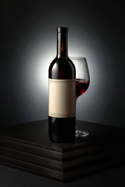 Glas Een Fles Rode Wijn Een Flesje Oud Leeg Etiket — Stockfoto
