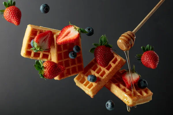 Wafels Met Bosbessen Aardbeien Worden Bewaterd Met Honing Voedsellevitatie Paasgebak — Stockfoto