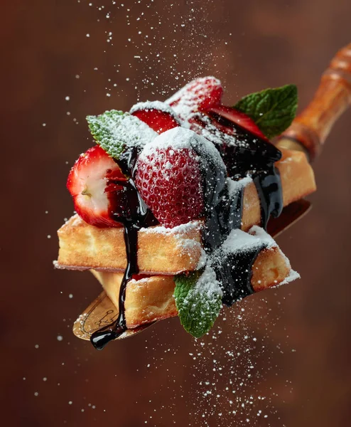 Çilekli Belçika Waffleları Nane Çikolata Sosu Üzerine Toz Şeker Serpiştirilmiş — Stok fotoğraf