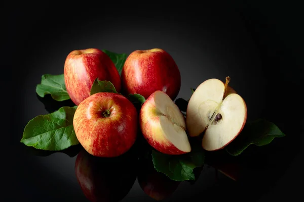 Juicy Apples Leaves Fresh Apples Black Reflective Background — Stock Photo, Image
