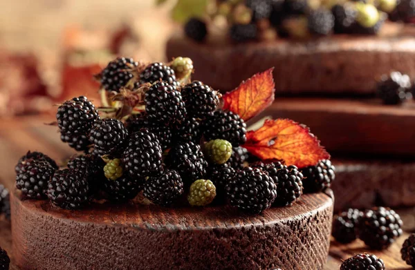 Frische Brombeeren Auf Einem Rustikalen Holztisch — Stockfoto