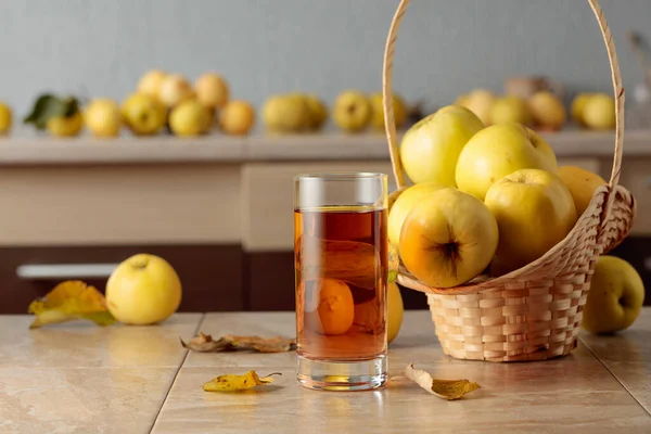 Äppeljuice Och Färska Saftiga Äpplen Köksbordet — Stockfoto