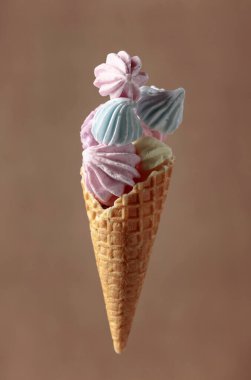 Waffle külahında ev yapımı renkli krema..