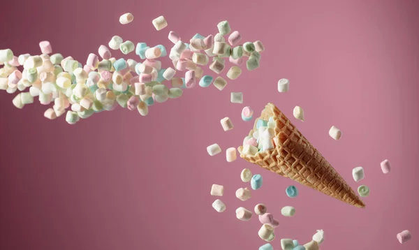 Malé Barevné Marshmallows Padají Kuželu Vafle Růžovém Pozadí Kopírovat Prostor — Stock fotografie