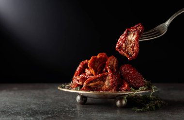 Kekik ve zeytinyağlı güneşte kurutulmuş domatesler. Boşluğu kopyala.