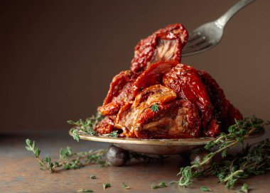 Kekik ve zeytinyağlı güneşte kurutulmuş domatesler. Boşluğu kopyala.