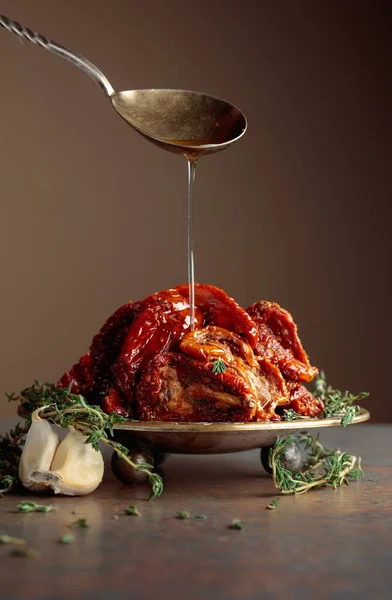 Taş bir masada güneşte kurutulmuş zeytinyağında domatesler. Boşluğu kopyala.