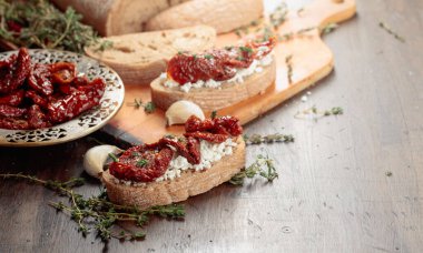 Ricotta, güneşte kurutulmuş domates ve kekik. Geleneksel Akdeniz atıştırması.