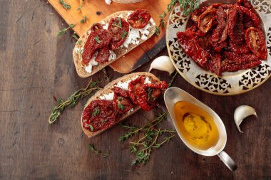 Ricotta, güneşte kurutulmuş domates ve kekik. Geleneksel Akdeniz yemeği. Üst görünüm.