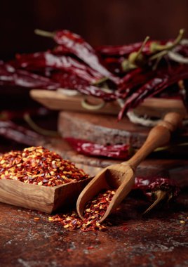 Kahverengi bir masada kırmızı biber ve kırmızı biber..