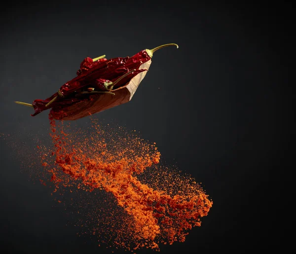 Biber Tozu Ahşap Kaşıktan Dökülür Kurutulmuş Kırmızı Biberli Ahşap Tabak — Stok fotoğraf
