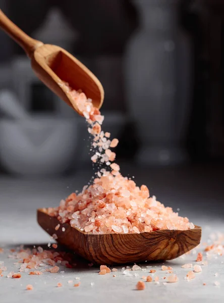 Himalaya Rosa Salz Kristallen Wird Eine Kleine Hölzerne Schüssel Gegossen — Stockfoto